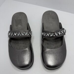 Vionic Jenelle Pewter Leather Rhinestone Slip On Clogs Women’s Size 9